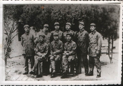 杨思一（前排左1）与新四军浙东纵队同志1946.jpg