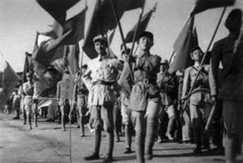 1949年5月，父亲（双手叉腰者）回到离别五年的上海。.jpg